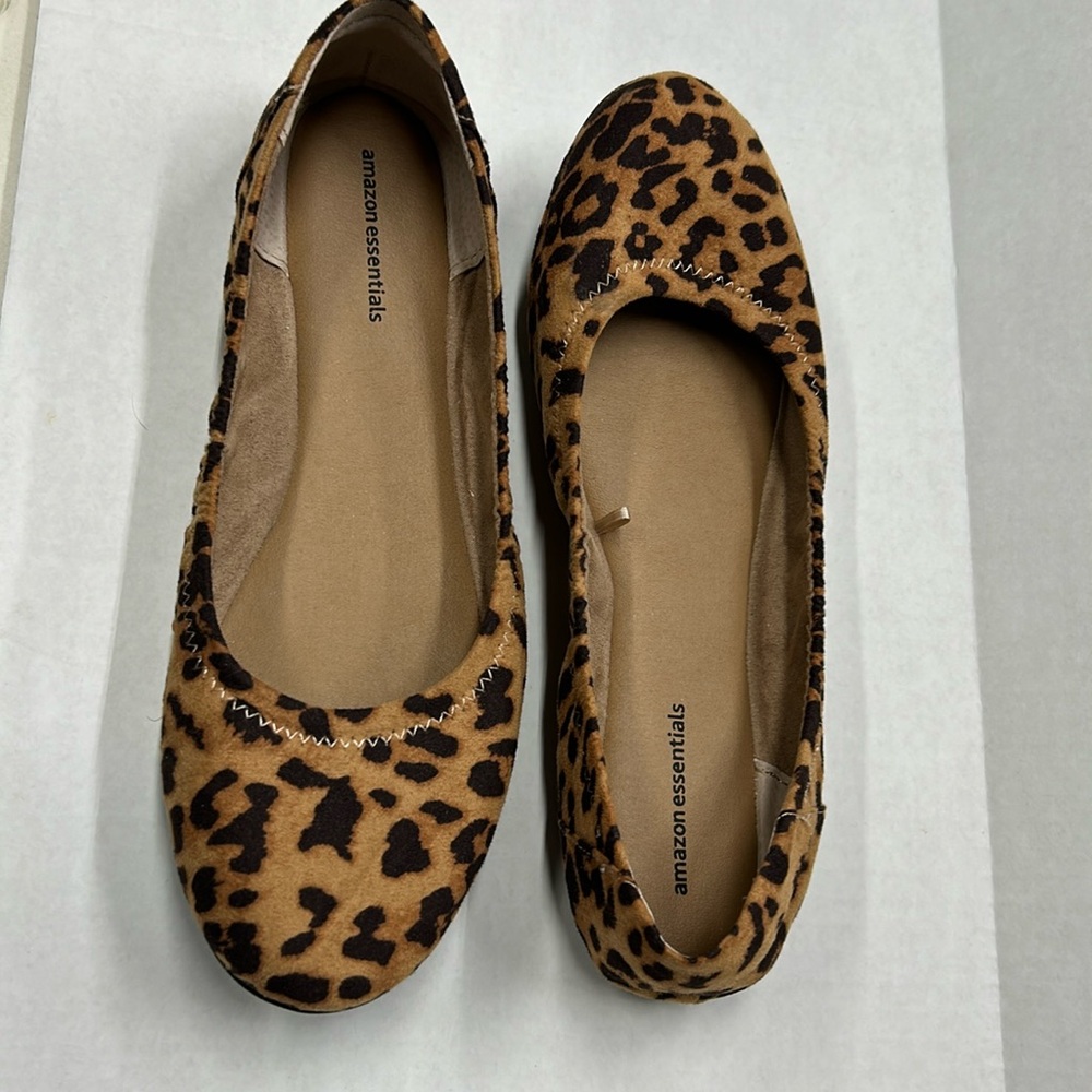 S17- Amazon Essentials | Women's Leopard Print Flats Size 10